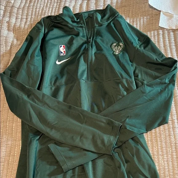 Nike Green NBA Bucks Team Pullover - Picture 3 of 3
